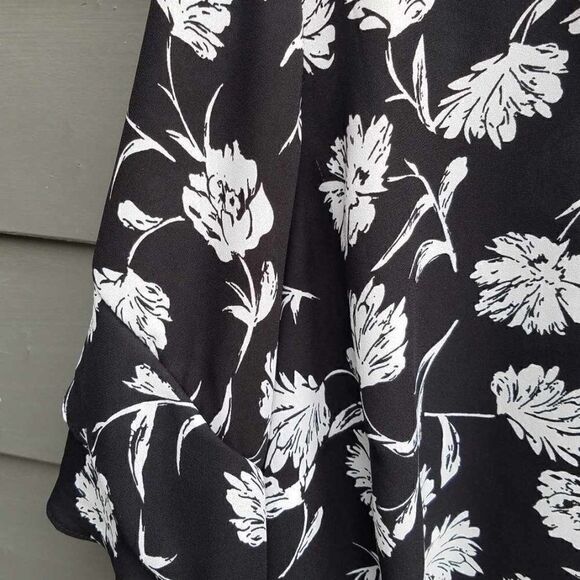 Premise Woman Black White Floral V Neck Blouse Bell Sleeves size 1X - Picture 8 of 11